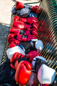 sc synergie photo non libre de droit gants de boxe sur banc au parc session boxe educative