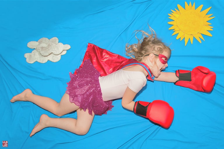 SC SYNERGIE photo super hero enfant boxe non libre de droit